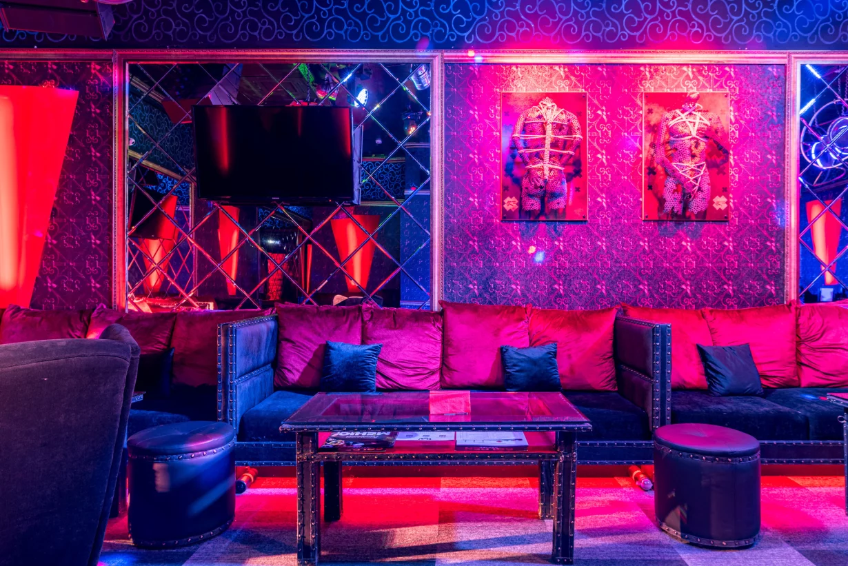 Интерьер/Экстерьер/Банкетная зона/Бар/Стол для двоих/Вход/Главный зал/Lounge зона клуб Burlesque фото