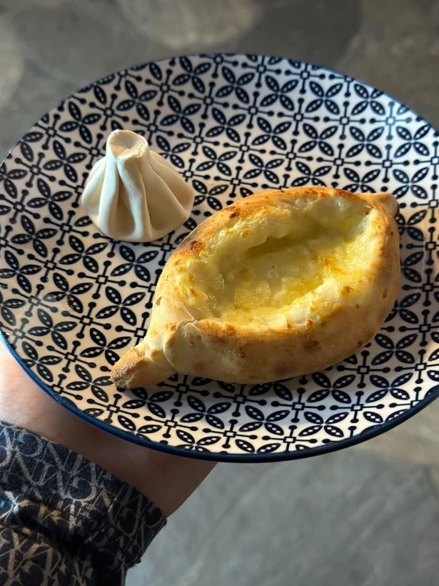 Интерьер/Экстерьер/Банкетная зона/Бар/Стол для двоих/Вход/Главный зал/Lounge зона кафе Хинкали Пиросмани фото