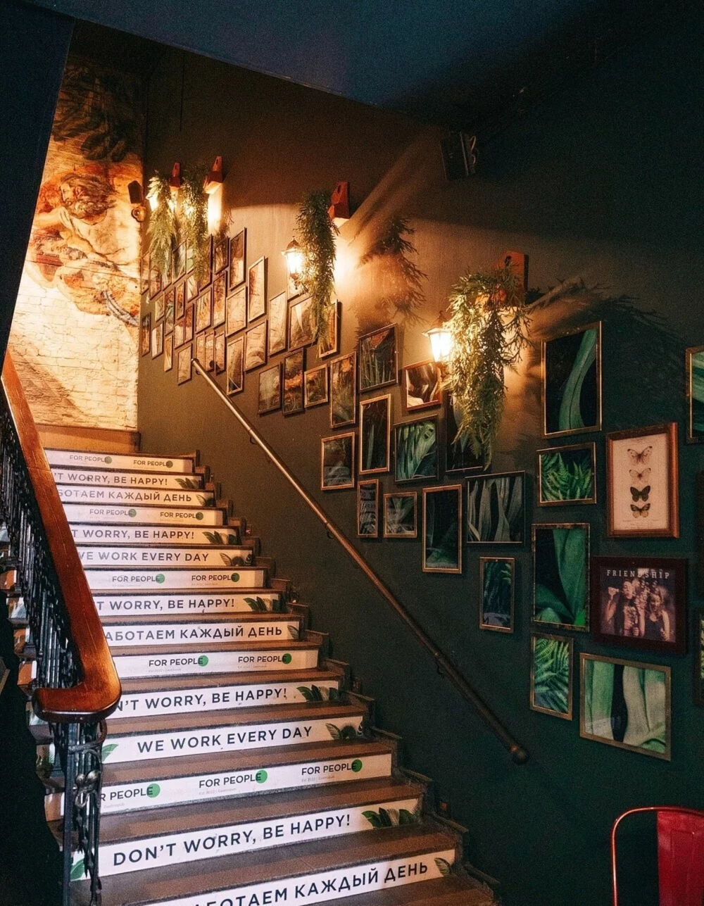 Интерьер/Экстерьер/Банкетная зона/Бар/Стол для двоих/Вход/Главный зал/Lounge зона бар For People фото