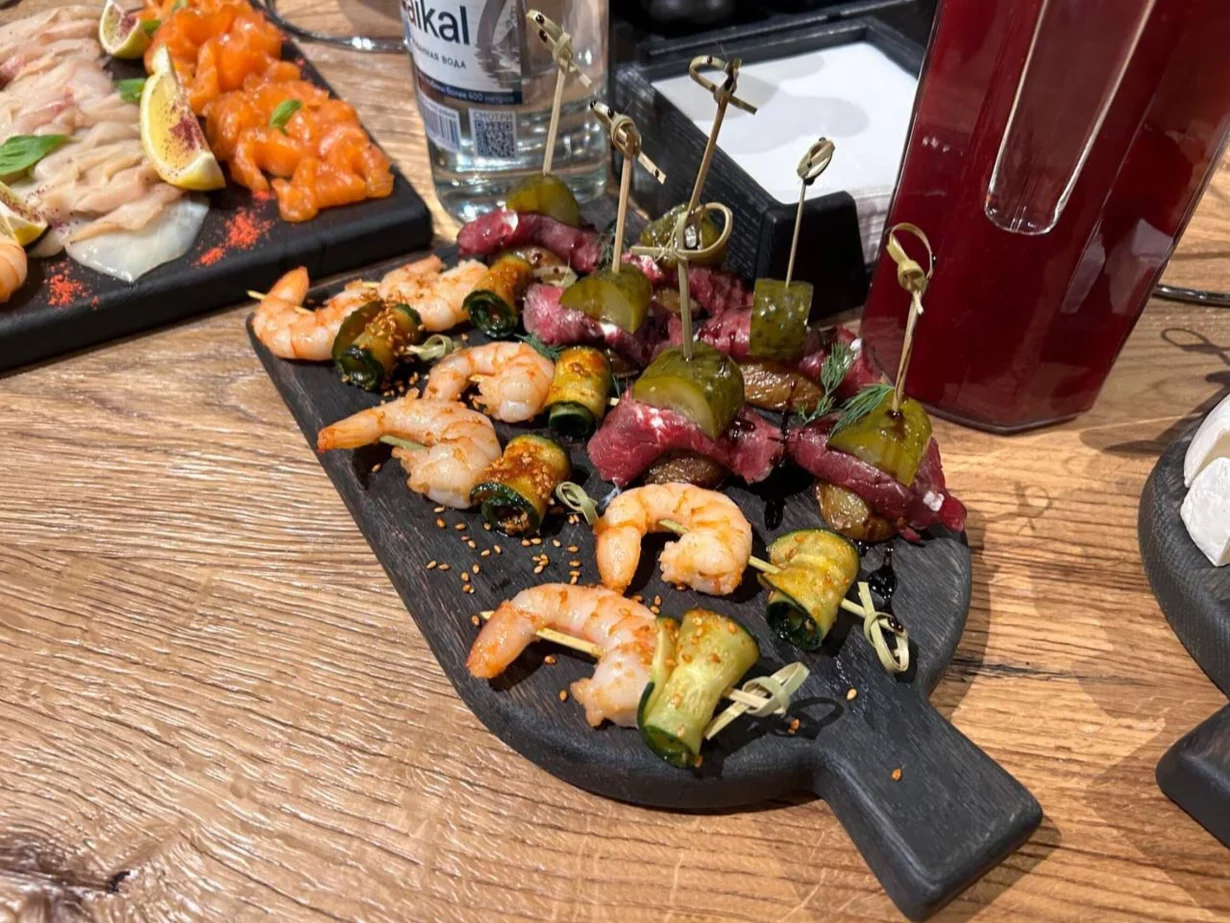 Интерьер/Экстерьер/Банкетная зона/Бар/Стол для двоих/Вход/Главный зал/Lounge зона банкетный зал Favorit Premium Cafe фото