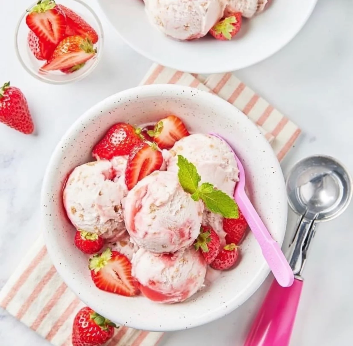 Интерьер/Экстерьер/Банкетная зона/Бар/Стол для двоих/Вход/Главный зал/Lounge зона кафе-мороженое BRandIce фото