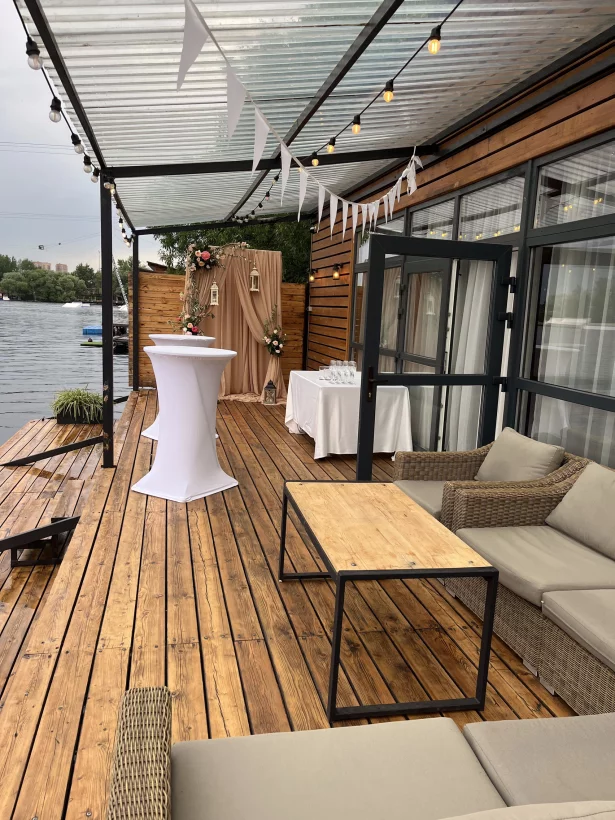 Интерьер/Экстерьер/Банкетная зона/Бар/Стол для двоих/Вход/Главный зал/Lounge зона ресторан Берег фото