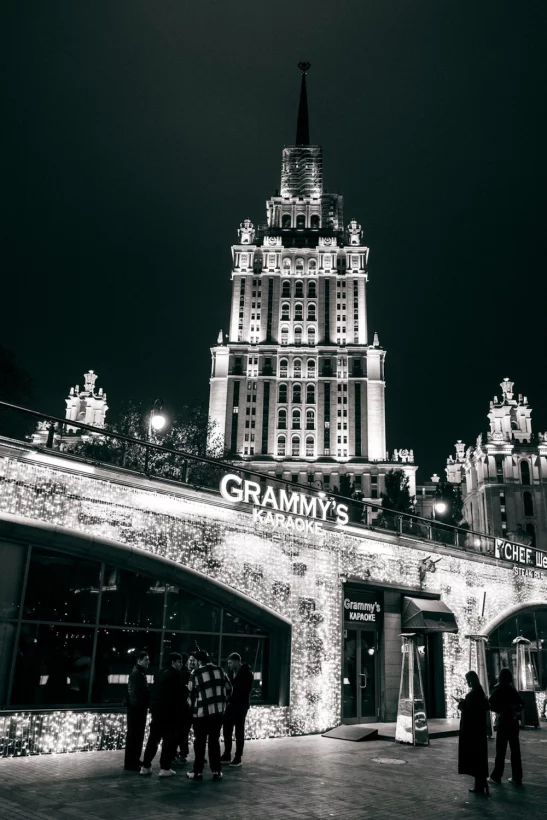 Интерьер/Экстерьер/Банкетная зона/Бар/Стол для двоих/Вход/Главный зал/Lounge зона караоке-клуб Grammy's Караоке фото