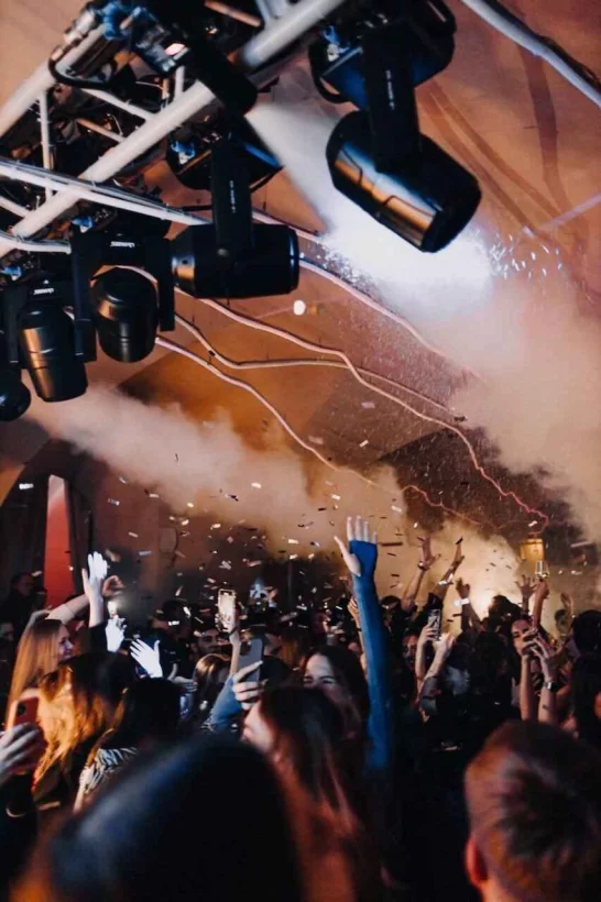 Интерьер/Экстерьер/Банкетная зона/Бар/Стол для двоих/Вход/Главный зал/Lounge зона клуб Department 57 фото