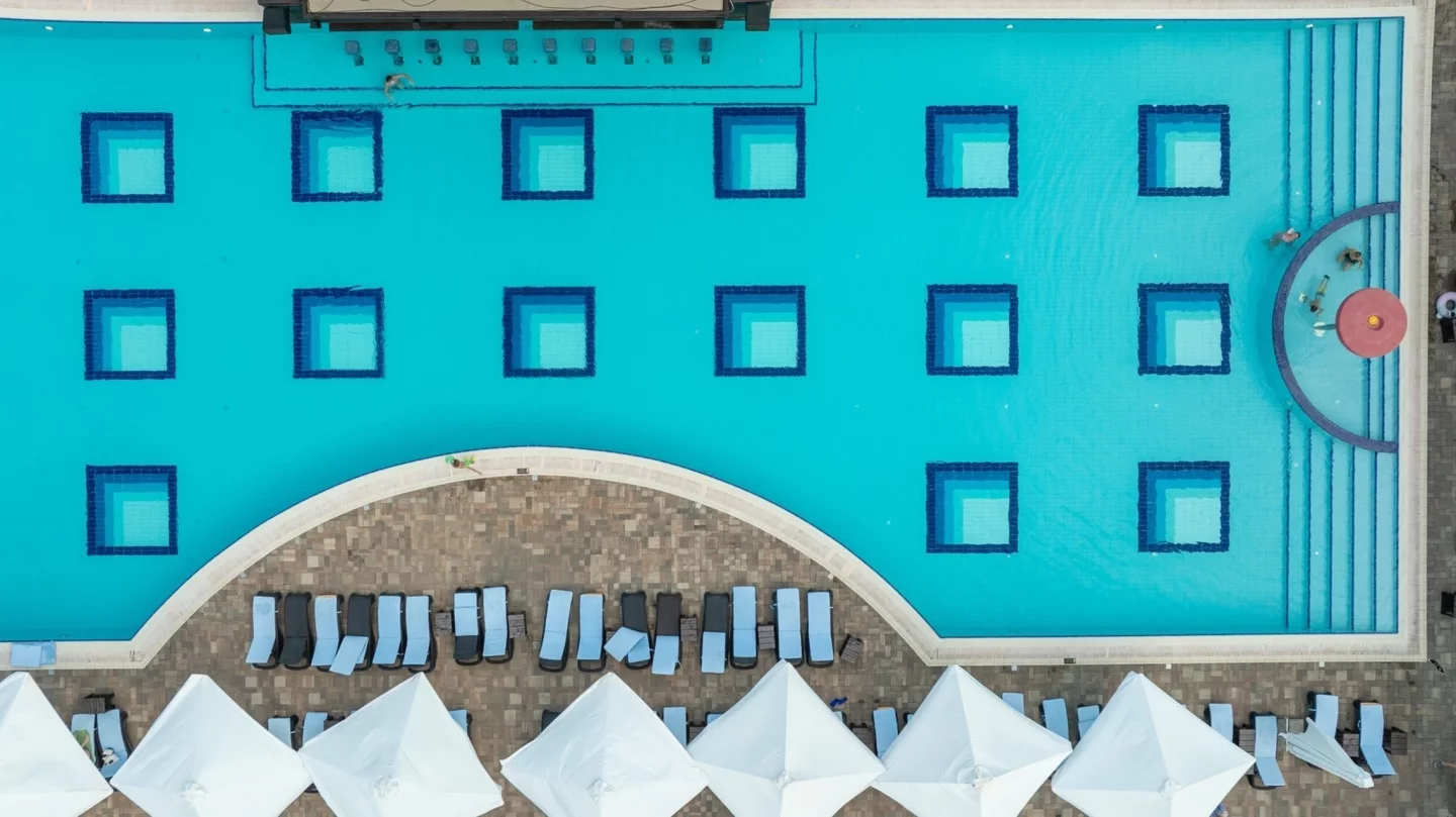 Интерьер/Экстерьер/Банкетная зона/Бар/Стол для двоих/Вход/Главный зал/Lounge зона ресторан Графский парк фото