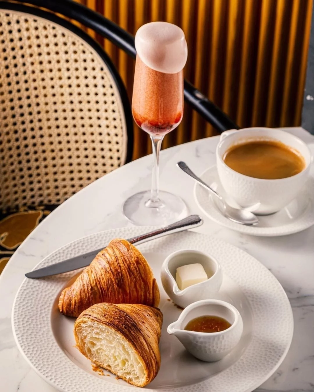 Интерьер/Экстерьер/Банкетная зона/Бар/Стол для двоих/Вход/Главный зал/Lounge зона кафе Круассан фото