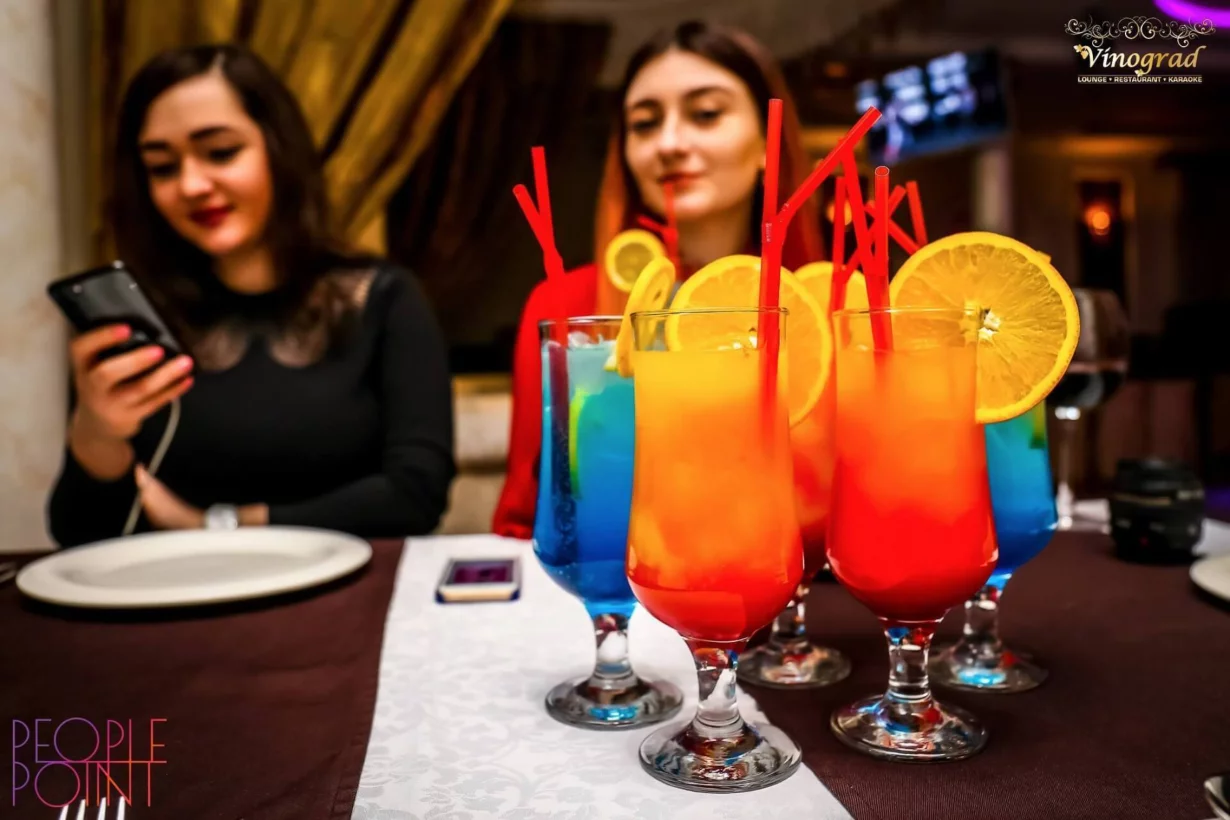 Интерьер/Экстерьер/Банкетная зона/Бар/Стол для двоих/Вход/Главный зал/Lounge зона ресторан Vinograd фото