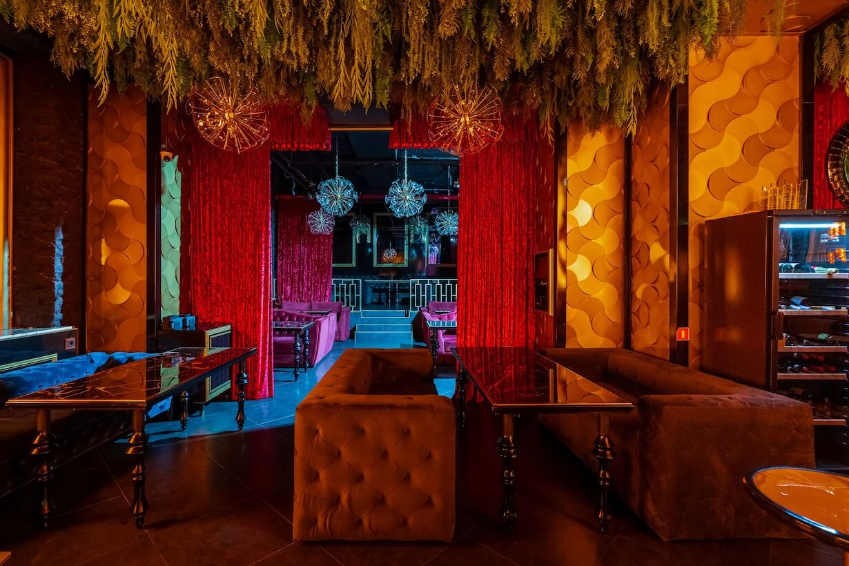 Интерьер/Экстерьер/Банкетная зона/Бар/Стол для двоих/Вход/Главный зал/Lounge зона клуб Project фото