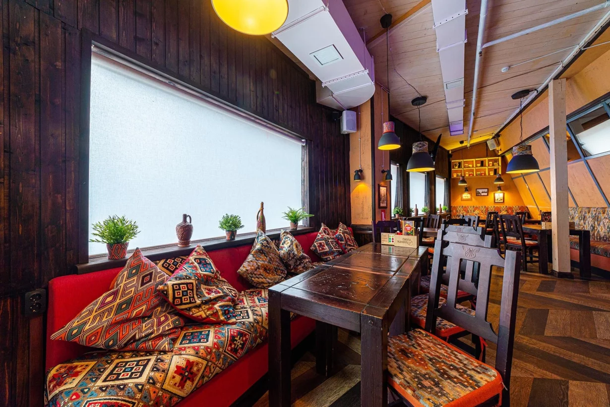 Интерьер/Экстерьер/Банкетная зона/Бар/Стол для двоих/Вход/Главный зал/Lounge зона ресторан ПхалиХинкали фото
