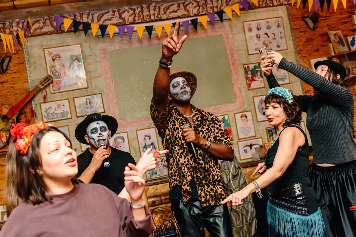 Интерьер/Экстерьер/Банкетная зона/Бар/Стол для двоих/Вход/Главный зал/Lounge зона кафе Фрида фото