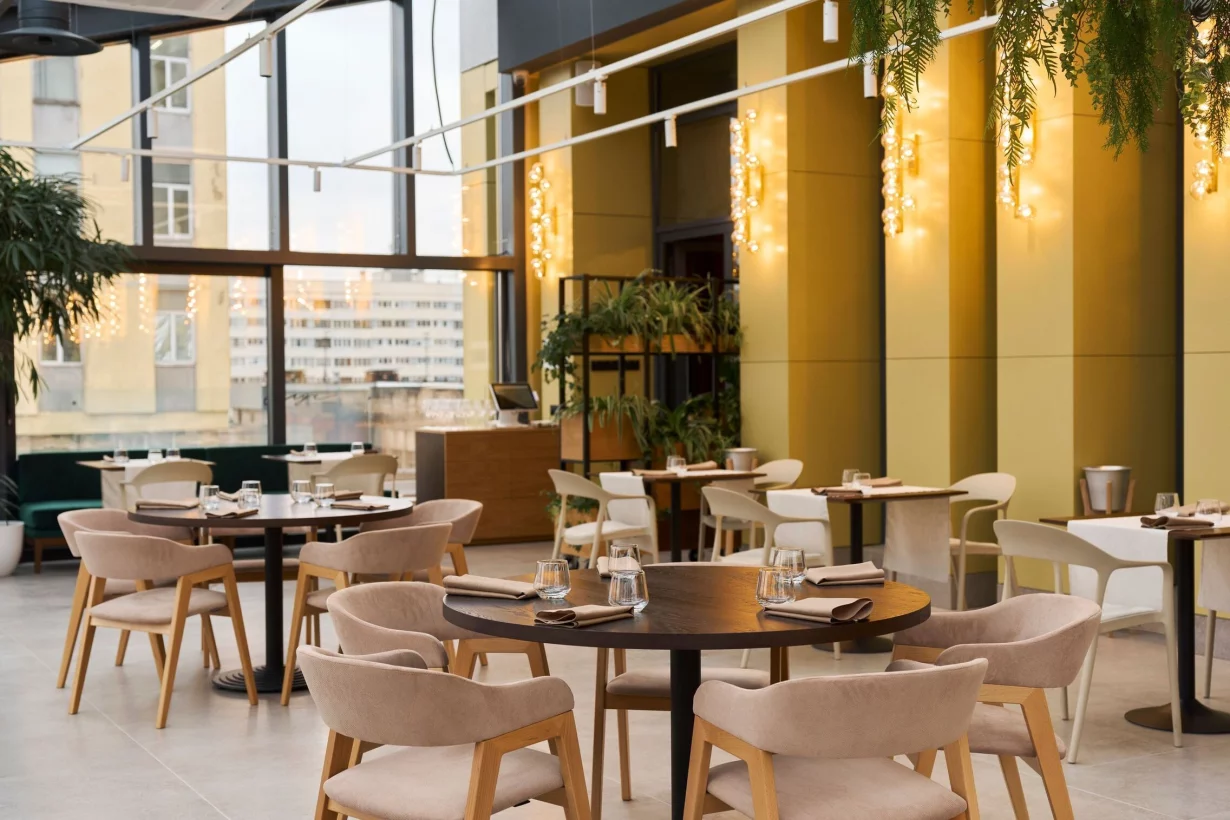 Интерьер/Экстерьер/Банкетная зона/Бар/Стол для двоих/Вход/Главный зал/Lounge зона ресторан Луч фото