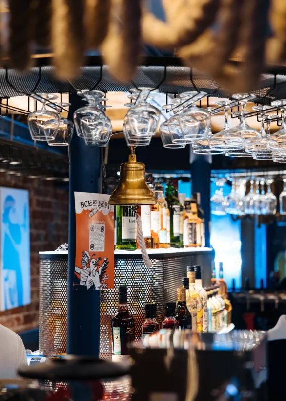 Интерьер/Экстерьер/Банкетная зона/Бар/Стол для двоих/Вход/Главный зал/Lounge зона бар Моряк и чайка фото