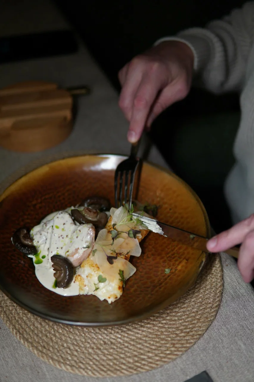 Интерьер/Экстерьер/Банкетная зона/Бар/Стол для двоих/Вход/Главный зал/Lounge зона ресторан Своё фото