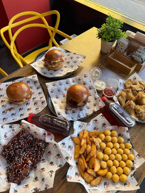 Интерьер/Экстерьер/Банкетная зона/Бар/Стол для двоих/Вход/Главный зал/Lounge зона фастфуд Кур Крыло фото