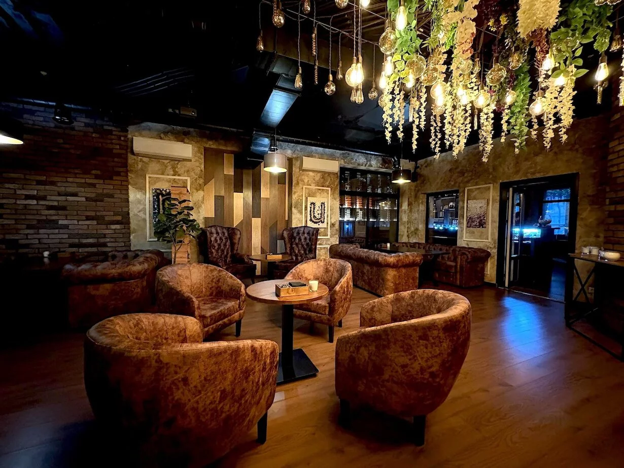 Интерьер/Экстерьер/Банкетная зона/Бар/Стол для двоих/Вход/Главный зал/Lounge зона лаунж Chorse Lounge фото