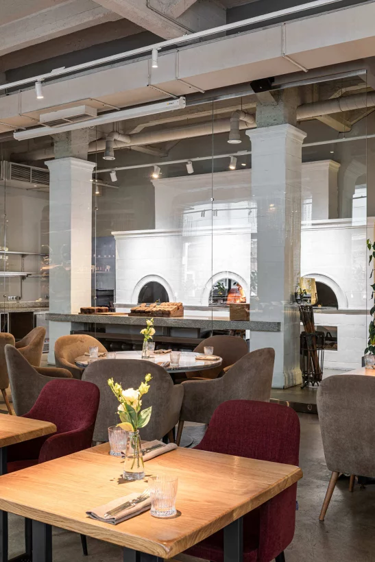 Интерьер/Экстерьер/Банкетная зона/Бар/Стол для двоих/Вход/Главный зал/Lounge зона ресторан Uhvat фото