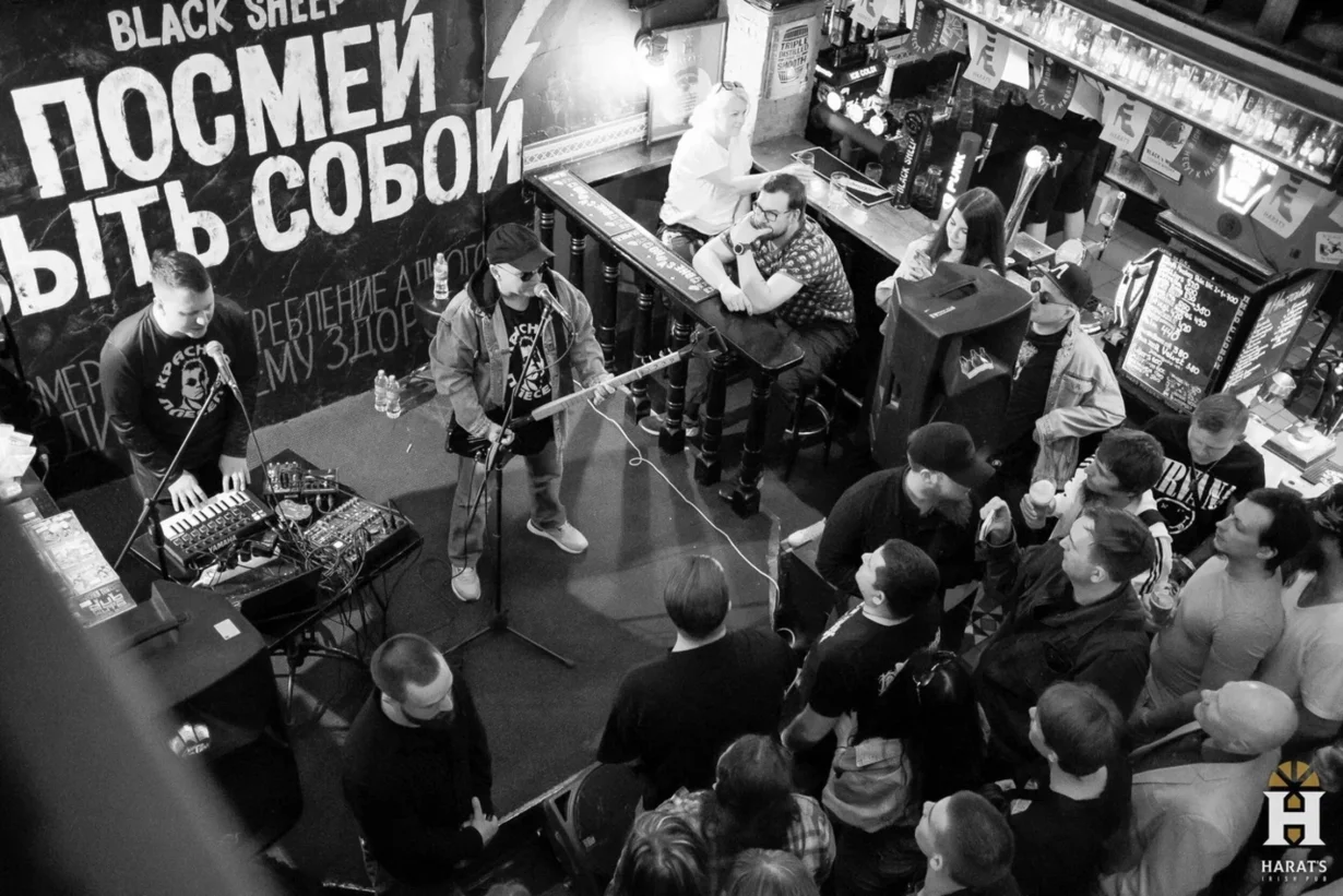 Интерьер/Экстерьер/Банкетная зона/Бар/Стол для двоих/Вход/Главный зал/Lounge зона паб Harat's Pub фото