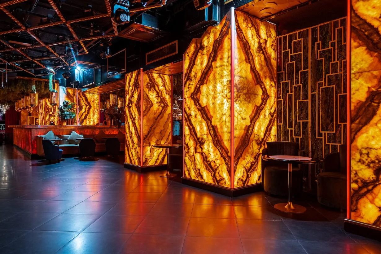 Интерьер/Экстерьер/Банкетная зона/Бар/Стол для двоих/Вход/Главный зал/Lounge зона клуб Project фото