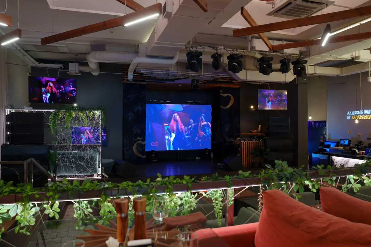 Интерьер/Экстерьер/Банкетная зона/Бар/Стол для двоих/Вход/Главный зал/Lounge зона ресторан Cherish фото