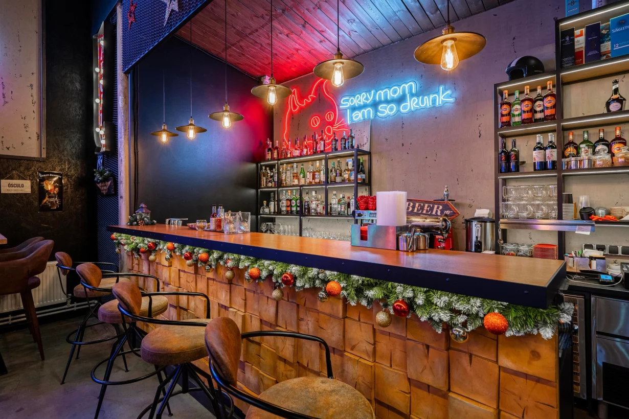 Интерьер/Экстерьер/Банкетная зона/Бар/Стол для двоих/Вход/Главный зал/Lounge зона ресторан Harley Drink Bar фото