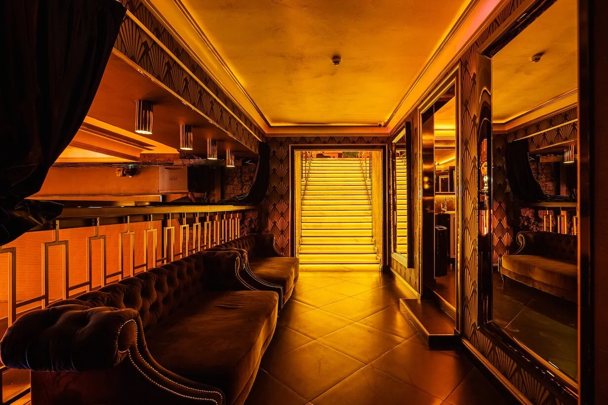 Интерьер/Экстерьер/Банкетная зона/Бар/Стол для двоих/Вход/Главный зал/Lounge зона клуб Project фото