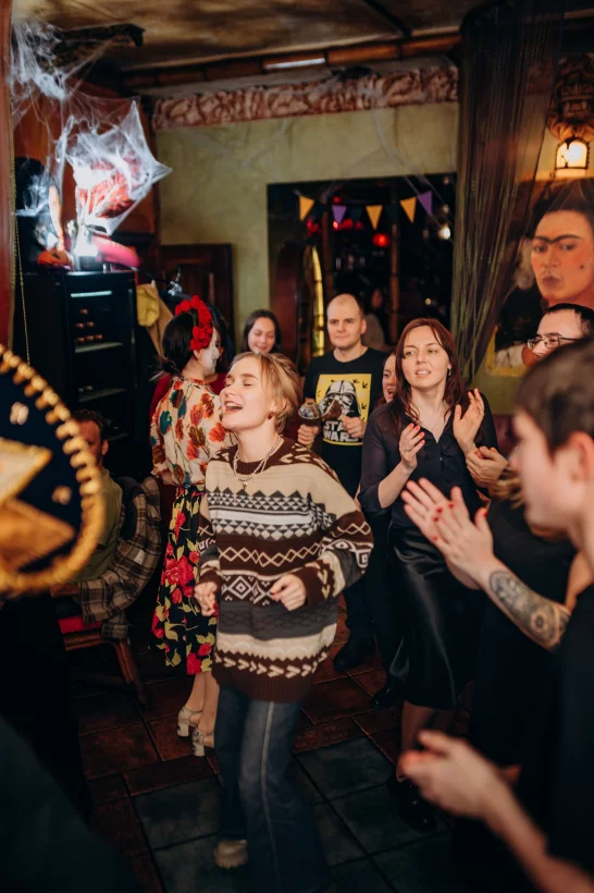 Интерьер/Экстерьер/Банкетная зона/Бар/Стол для двоих/Вход/Главный зал/Lounge зона кафе Фрида фото