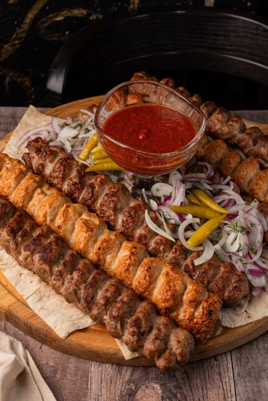 Интерьер/Экстерьер/Банкетная зона/Бар/Стол для двоих/Вход/Главный зал/Lounge зона бар Друзья фото