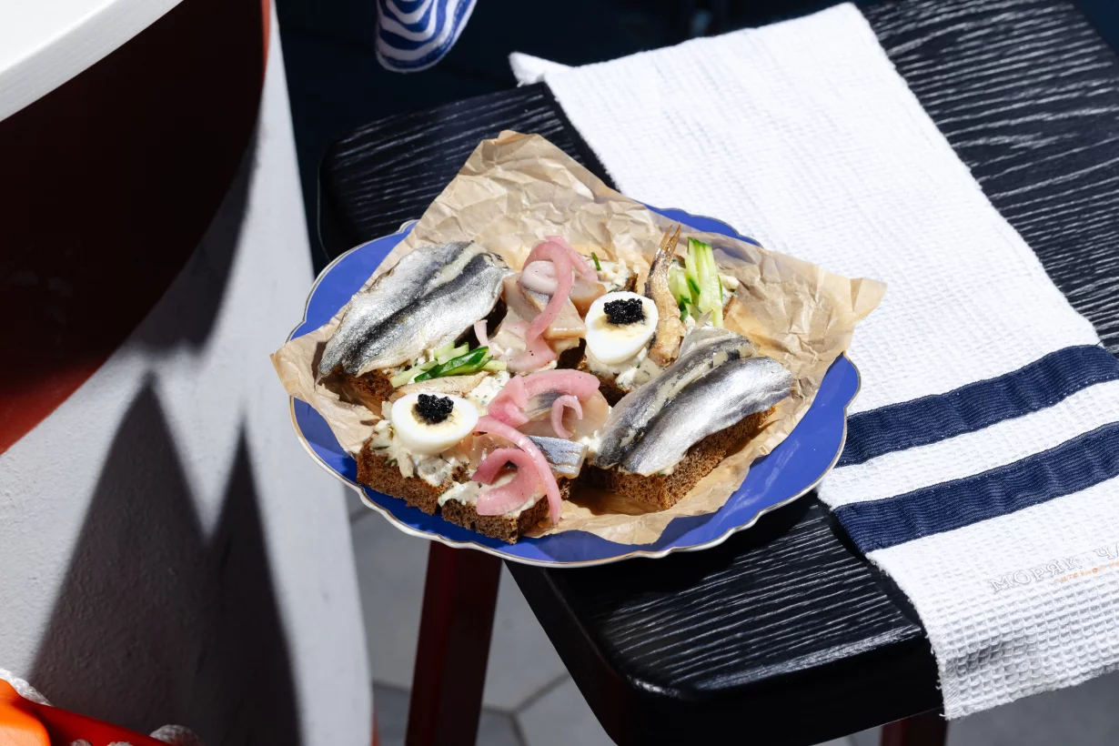 Интерьер/Экстерьер/Банкетная зона/Бар/Стол для двоих/Вход/Главный зал/Lounge зона бар Моряк и чайка фото