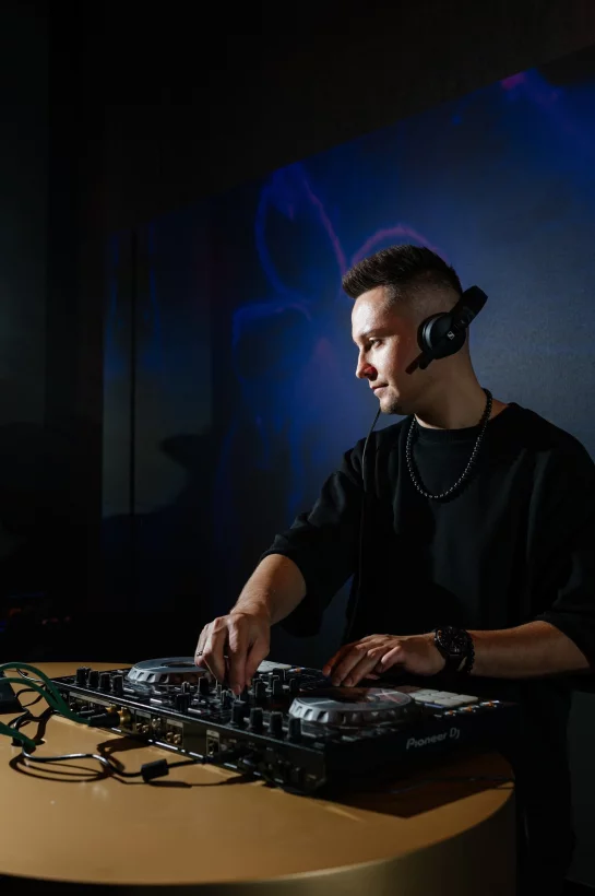 Интерьер/Экстерьер/Банкетная зона/Бар/Стол для двоих/Вход/Главный зал/Lounge зона караоке-клуб Tunes фото