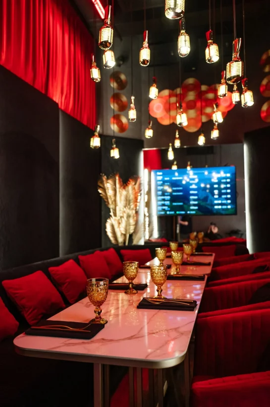 Интерьер/Экстерьер/Банкетная зона/Бар/Стол для двоих/Вход/Главный зал/Lounge зона караоке-клуб Tunes фото