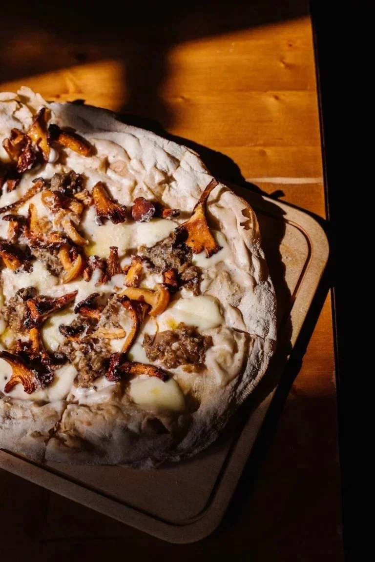 Интерьер/Экстерьер/Банкетная зона/Бар/Стол для двоих/Вход/Главный зал/Lounge зона кафе Тут и там фото