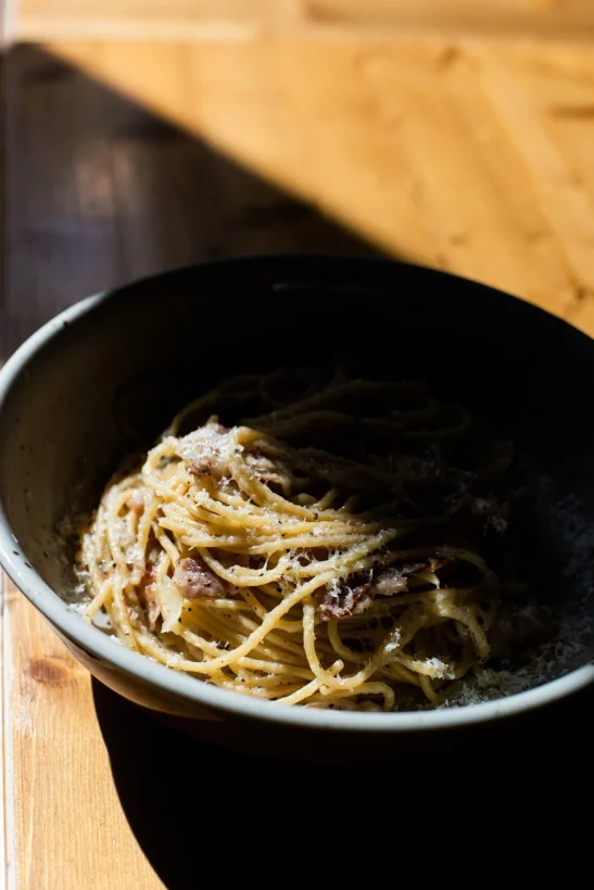 Интерьер/Экстерьер/Банкетная зона/Бар/Стол для двоих/Вход/Главный зал/Lounge зона кафе Тут и там фото