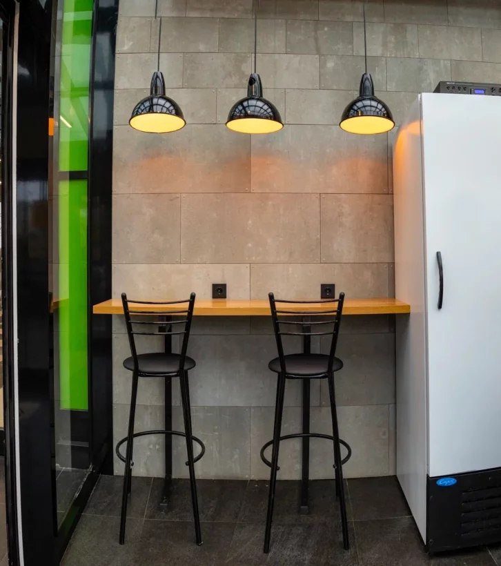 Интерьер/Экстерьер/Банкетная зона/Бар/Стол для двоих/Вход/Главный зал/Lounge зона фастфуд Шаверно фото