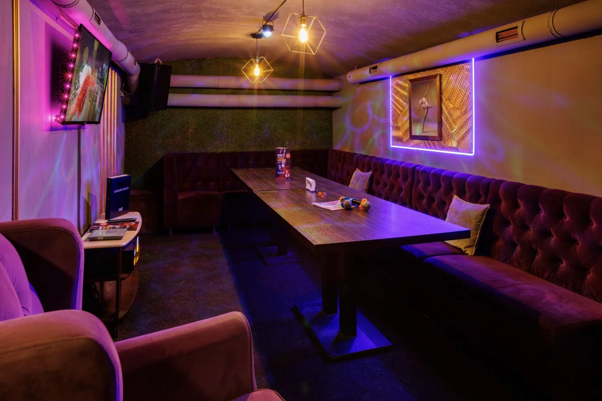 Интерьер/Экстерьер/Банкетная зона/Бар/Стол для двоих/Вход/Главный зал/Lounge зона клуб Соло фото