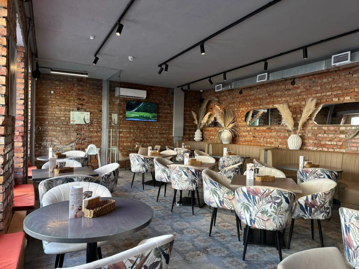 Интерьер/Экстерьер/Банкетная зона/Бар/Стол для двоих/Вход/Главный зал/Lounge зона ресторан Пуси Лебеди фото