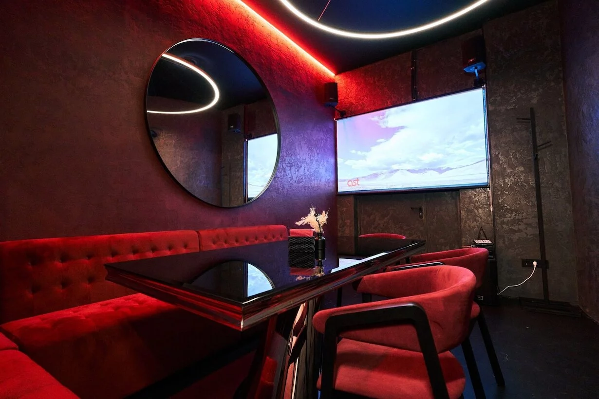 Интерьер/Экстерьер/Банкетная зона/Бар/Стол для двоих/Вход/Главный зал/Lounge зона караоке-клуб Гримёрка фото