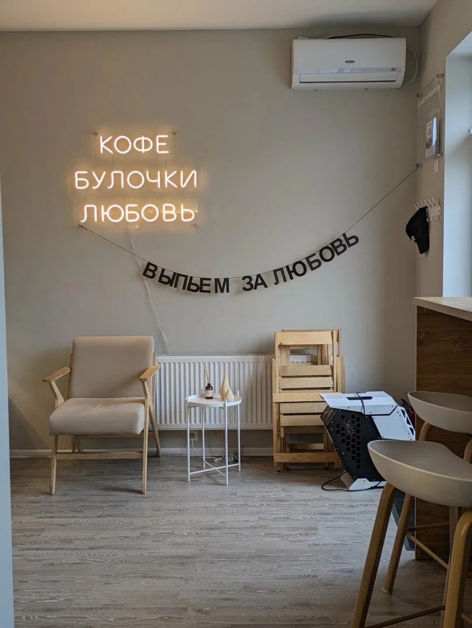 Интерьер/Экстерьер/Банкетная зона/Бар/Стол для двоих/Вход/Главный зал/Lounge зона кофейня Засиделись фото