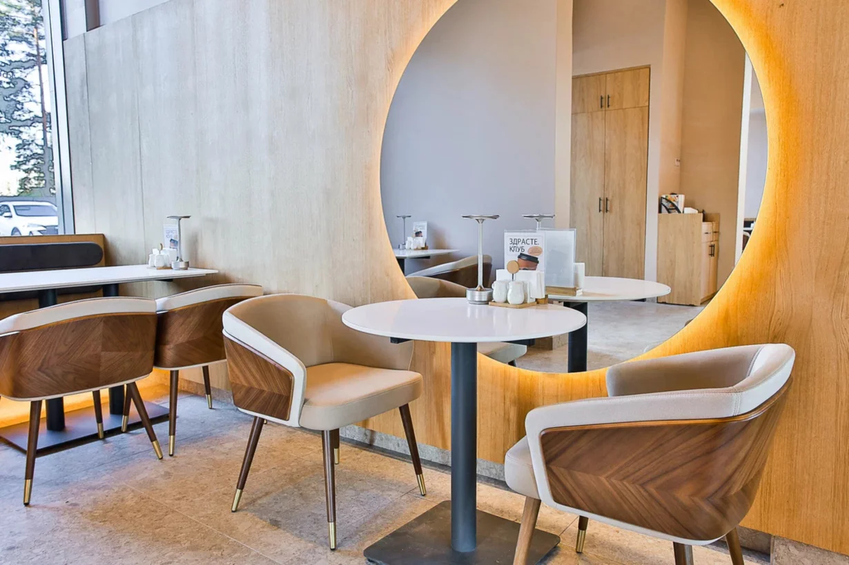 Интерьер/Экстерьер/Банкетная зона/Бар/Стол для двоих/Вход/Главный зал/Lounge зона кафе Здрасте фото