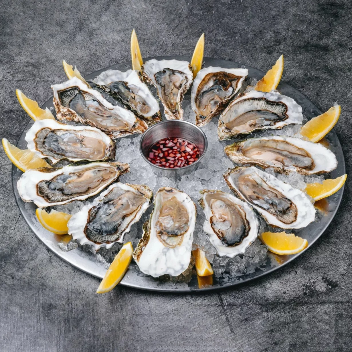 Интерьер/Экстерьер/Банкетная зона/Бар/Стол для двоих/Вход/Главный зал/Lounge зона кафе Мидийное место фото