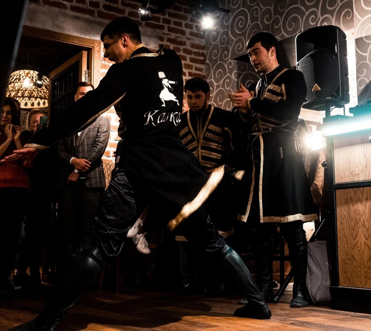 Интерьер/Экстерьер/Банкетная зона/Бар/Стол для двоих/Вход/Главный зал/Lounge зона ресторан Хачо и Пури фото