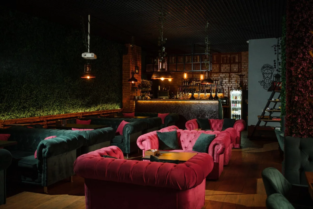 Интерьер/Экстерьер/Банкетная зона/Бар/Стол для двоих/Вход/Главный зал/Lounge зона кальянная Green Garden фото