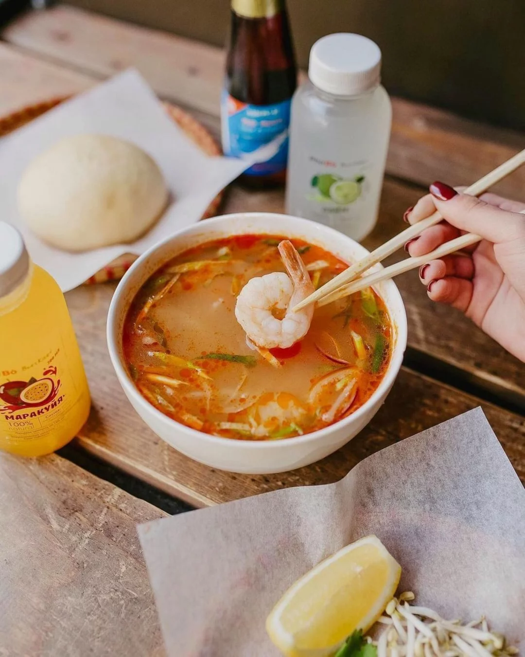 Интерьер/Экстерьер/Банкетная зона/Бар/Стол для двоих/Вход/Главный зал/Lounge зона корнер PhoBo фото