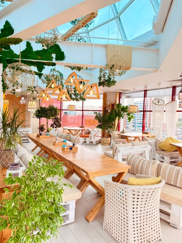 Интерьер/Экстерьер/Банкетная зона/Бар/Стол для двоих/Вход/Главный зал/Lounge зона ресторан 4 Кухни фото