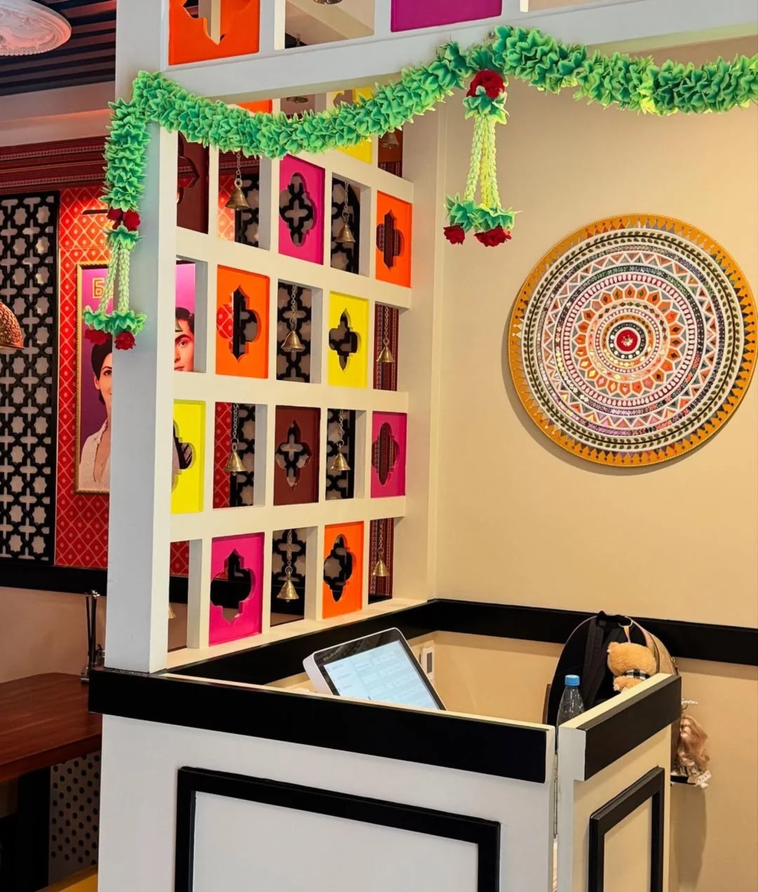 Интерьер/Экстерьер/Банкетная зона/Бар/Стол для двоих/Вход/Главный зал/Lounge зона кафе Curry India фото