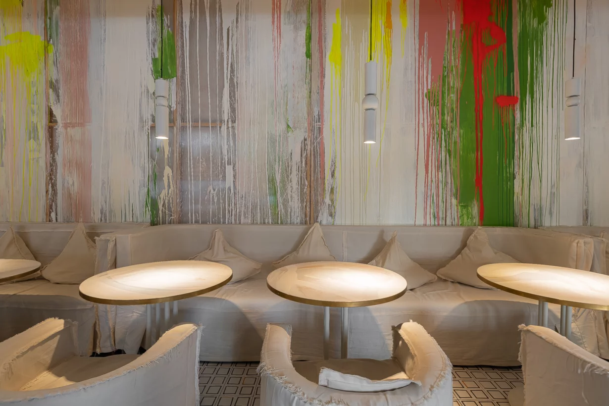 Интерьер/Экстерьер/Банкетная зона/Бар/Стол для двоих/Вход/Главный зал/Lounge зона ресторан Animals фото