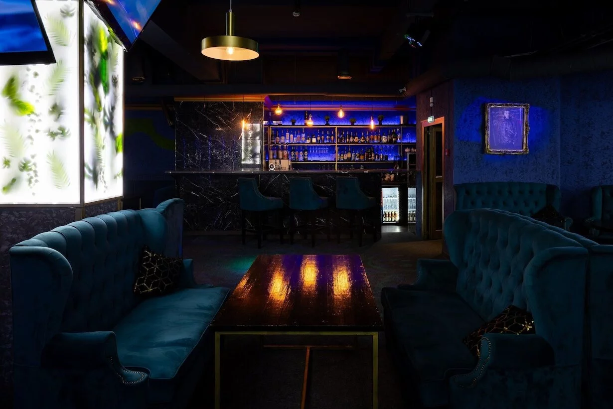 Интерьер/Экстерьер/Банкетная зона/Бар/Стол для двоих/Вход/Главный зал/Lounge зона клуб Соло фото