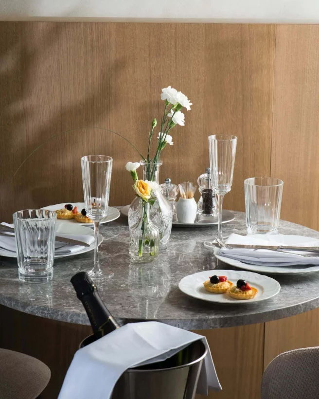 Интерьер/Экстерьер/Банкетная зона/Бар/Стол для двоих/Вход/Главный зал/Lounge зона ресторан Гимназистка фото