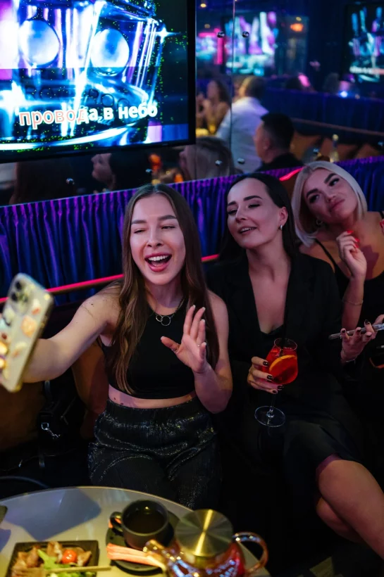 Интерьер/Экстерьер/Банкетная зона/Бар/Стол для двоих/Вход/Главный зал/Lounge зона караоке-клуб Tunes фото