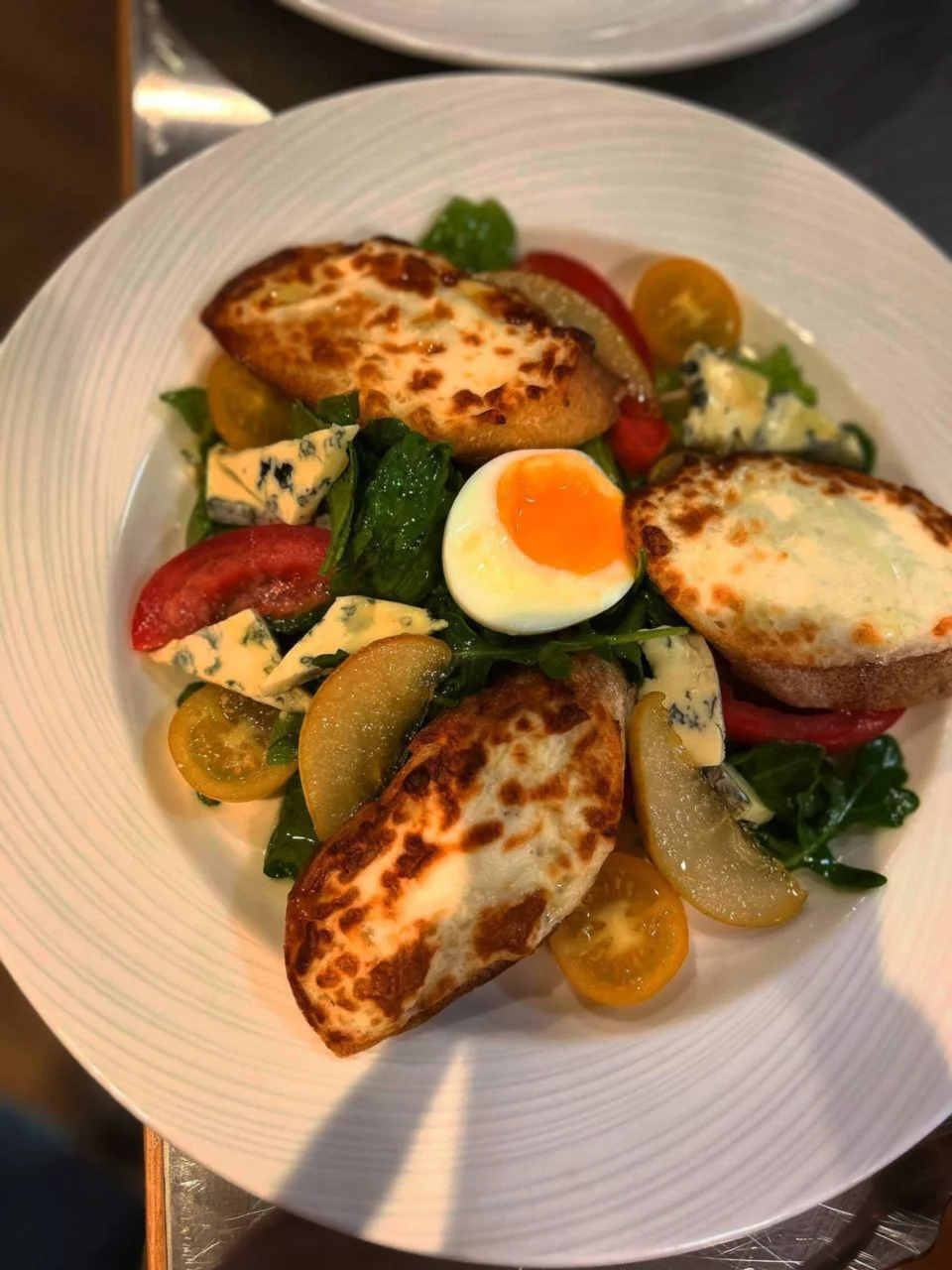 Интерьер/Экстерьер/Банкетная зона/Бар/Стол для двоих/Вход/Главный зал/Lounge зона ресторан Le Bistrot de la Ferm фото