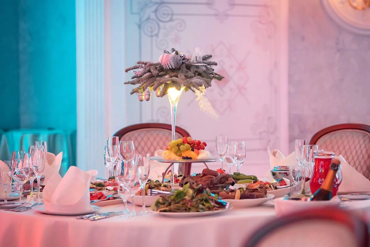 Интерьер/Экстерьер/Банкетная зона/Бар/Стол для двоих/Вход/Главный зал/Lounge зона банкетный зал Банкетные залы «Президент-Отеля» фото